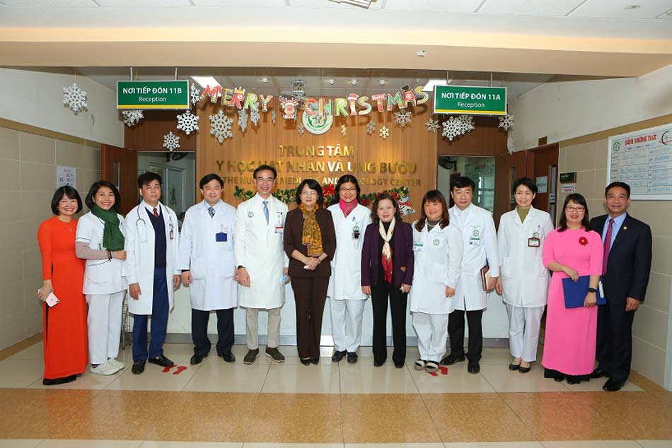 Phó chủ tịch nước Đặng Thị Ngọc Thịnh đến thăm cán bộ công nhân viên bệnh viện Bạch Mai