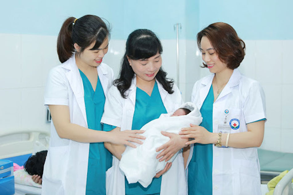 Bác sĩ chăm sóc em bé chào đời