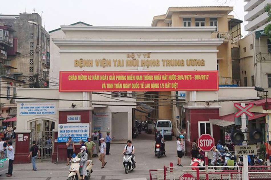 Cổng vào bệnh viện Tai Mũi Họng Trung ương