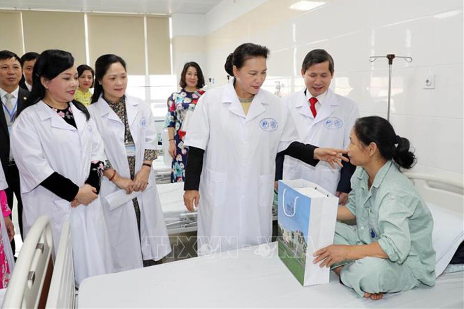 Chủ tịch quốc hội Kim Ngân đến thăm bệnh viện Y học cổ truyền TW