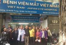 Bệnh viện Mắt Việt Nhật cùng những người dân khám bệnh