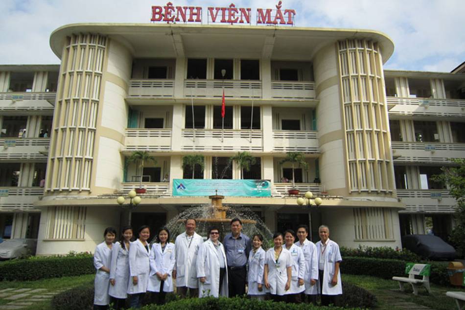 Đội ngũ bác sĩ tại Bệnh viện mắt Điện Biên Phủ 